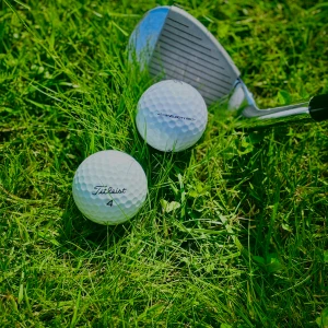 12st Titleist Velocity A/B klass - Letar du efter maximal längd utan att offra känslan? Titleist Velocity är designad för dig som vill slå långt, rakt och högt – varje gång du peggar upp. Med en höghastighetskärna och en aerodynamisk 350-octahedral dimple-design levererar Velocity exceptionell bollhastighet och en genomträngande, hög bollflykt som stannar snabbt på greenen.
