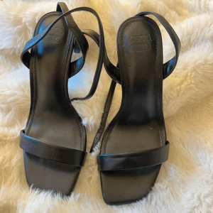 Svarta klackade sandaler ASOS Design - Stilrena svarta sandaler från ASOS Design med smala remmar och fyrkantig tå.  Storlek 38 och har ej använts då de är för små.