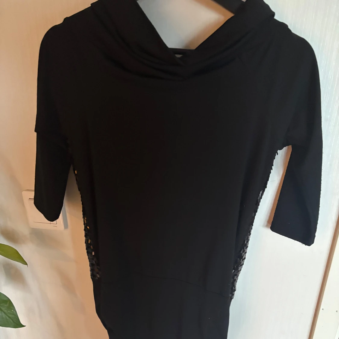 Svart paljettklänning med trekvartsärm - 1