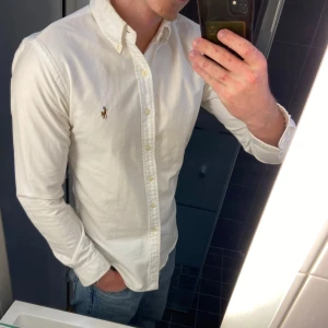 Vit skjorta från Ralph Lauren - En fin raffe skjorta i mycket gott skick, defekterna är lite missfärgning vid kragen som knappt syns vid användning. Sedan är det två knappt synliga små skuggningar på ryggen som inte heller syns vid användning. Storlek S