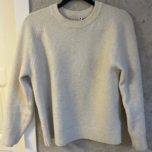 Krämvit stickad tröja - En stilren krämvit  stickad tröja. Perfekt för alla årstider. Storlek 11-12, samma som 164 och XXS/XS. Beror på hur tajt man vill att den ska sitta!