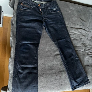 Mörkblå jeans från Jack & Jones - Säljer ett par snygga mörkblå jeans från Jack & Jones i storlek 31/30. Jeansen har normal passform och raka ben, tillverkade i mjukt denimtyg. Perfekta för dig som gillar stilrena och tidlösa jeans. 