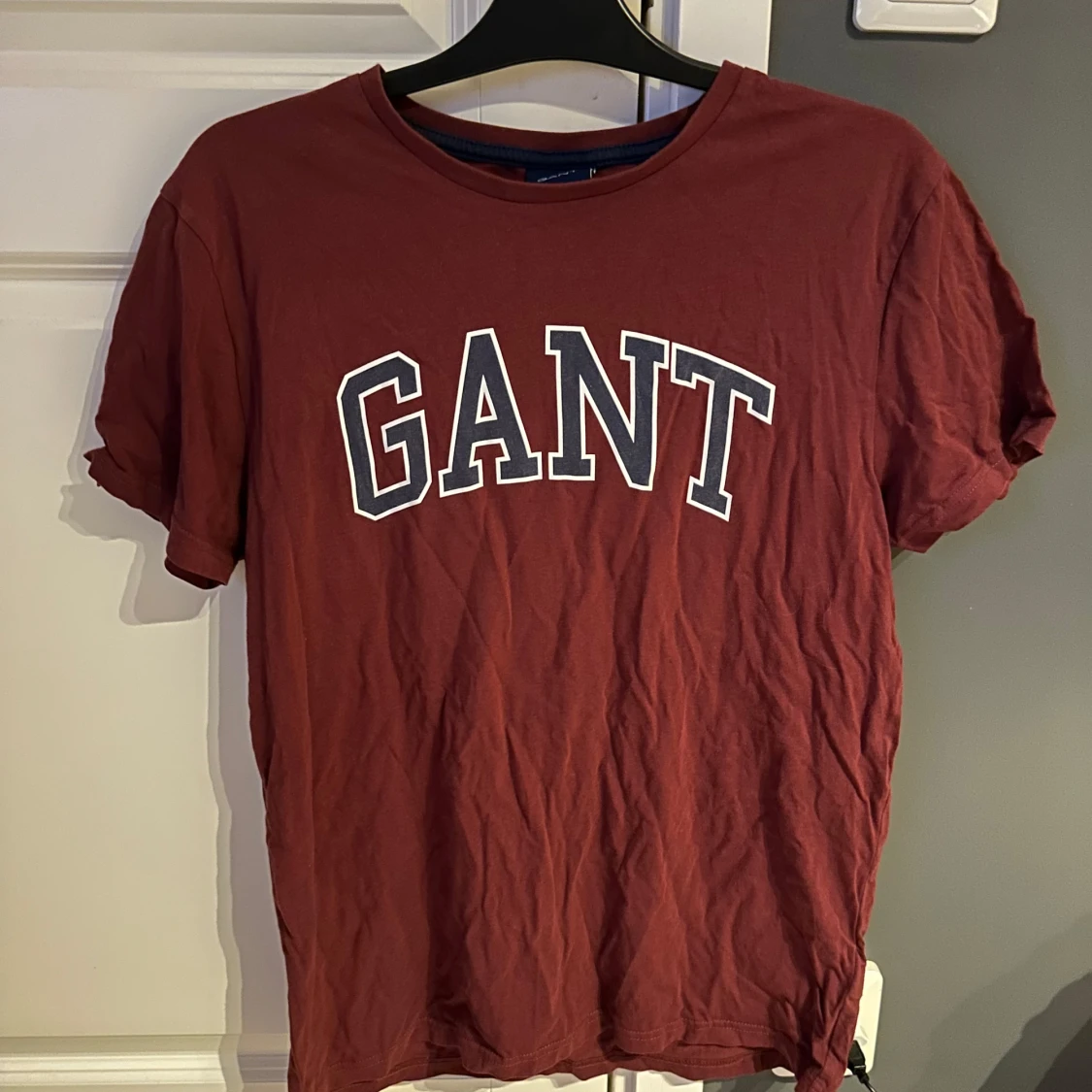 Vinröd t-shirt från GANT