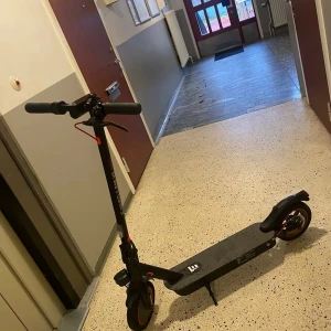 E-WHEELS E2s v2 pro - Den har nåt problem så den gör nåt ljud när man kör o den har en liten delay. Den har laddare och den kör 20khm