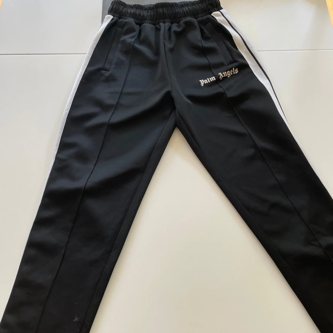 Palm Angels svarta mjukisbyxor med ränder - 1