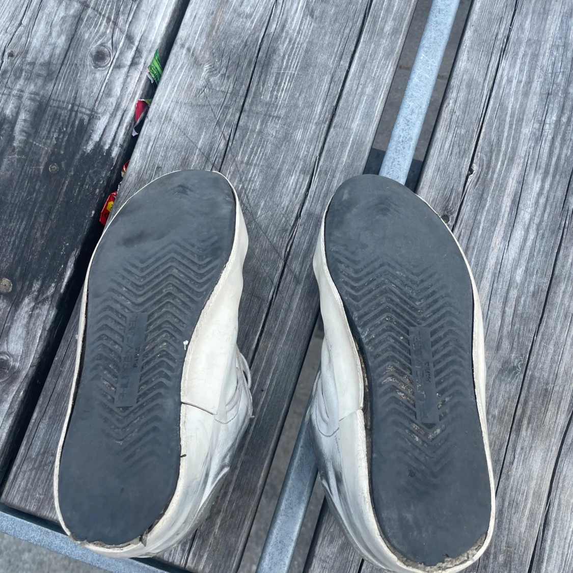 Vita sneakers med grå mockadetaljer - 1