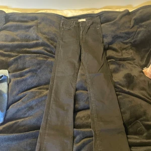 Jeans  - Högmidjade Molly jeans med slits 