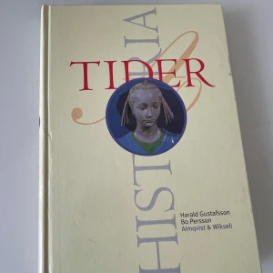 Tider bok - Tider är en modern historiebok för gymnasiet som tar dig från år 1000 till idag. Med spännande texter, bilder och kartor får du koll på människors liv, stora förändringar och viktiga händelser. Perfekt för dig som vill förstå världen och historia på ett engagerande sätt.
