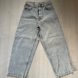 Baggy Big Boy jeans  - Säljer ett par gråa Big Boy jeans som är väldigt baggy. Perfekta för dig som gillar en avslappnad och trendig stil. Dom är lite smutsigare vid botten än vad dom är på bilden 