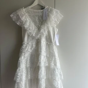 Vit spetsklänning från bubbleroom - Perfekt studentklänning! I storlek 38 passar både en S och M. Aldrig använd prislappen finns kvar! 