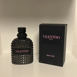 Valentino Uomo Born in Roma - Samples! Valentino uomo born in Roma🌊💐🪵 2ml = 35kr 5ml = 75kr 10ml = 145kr