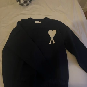 Ami Paris. Marinblå - Säljer en stilren ami Paris tröja. Pris kan diskuteras vid snabb affär. 😁