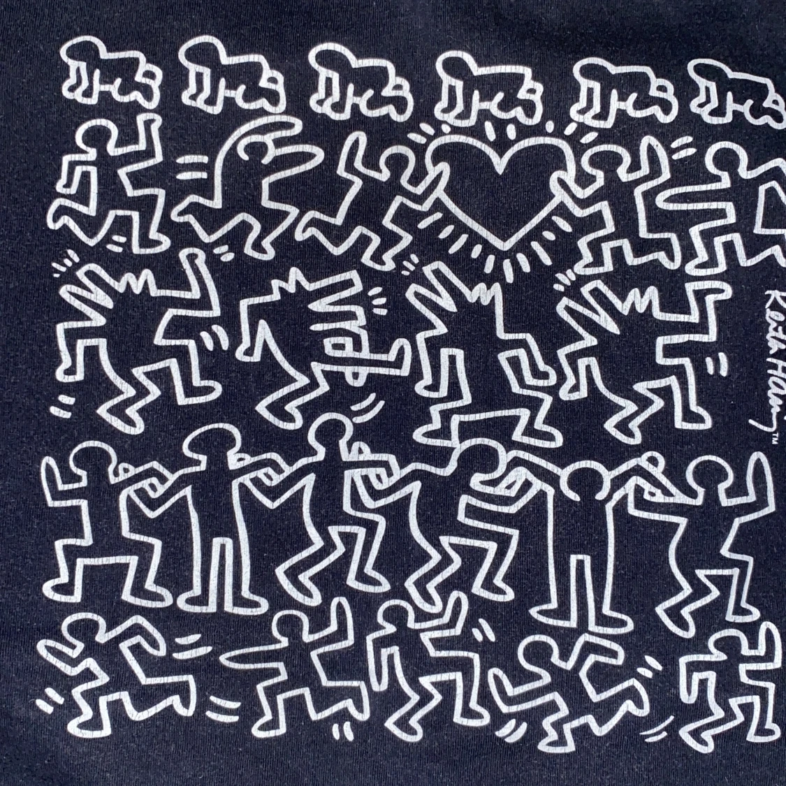 Svart t-shirt med konstnärligt tryck - 2