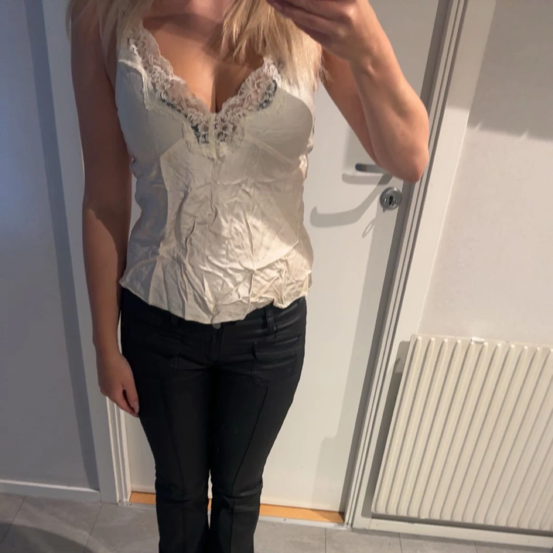 Vit spetsprydd linnetopp - 1