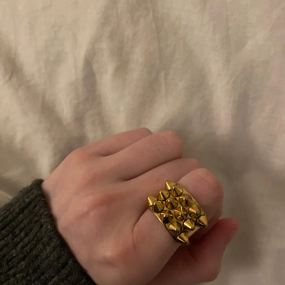Säljer denna populära ringen ifrån Edblad, då den inte kommer till användning mer. Ringen har några små defekter på baksidan, men inget som märks av. Ringen är i storlek 16,8 mm (S). . Asusteet.