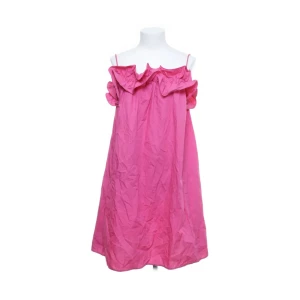 Rosa klänning - Har tyvärr ingen bild med klänningen på i rosa men i vit sås krig privat isåfall🥰