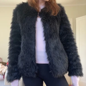 Svart pälsjacka  - Säljer en snygg svart pälsjacka köpt second hand! I strl S, passar även xs eller m💗💗köp direkt för 550:- eller skriv privat och lägg eget bud!!