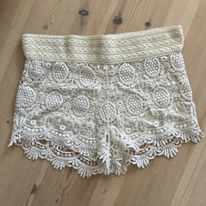 Vita spetsshorts - Jättefina spetsshorts som nästan är helt oanvända. Skulle säga att dem är M/L i midjan! Skriv om ni har några frågor💕💕