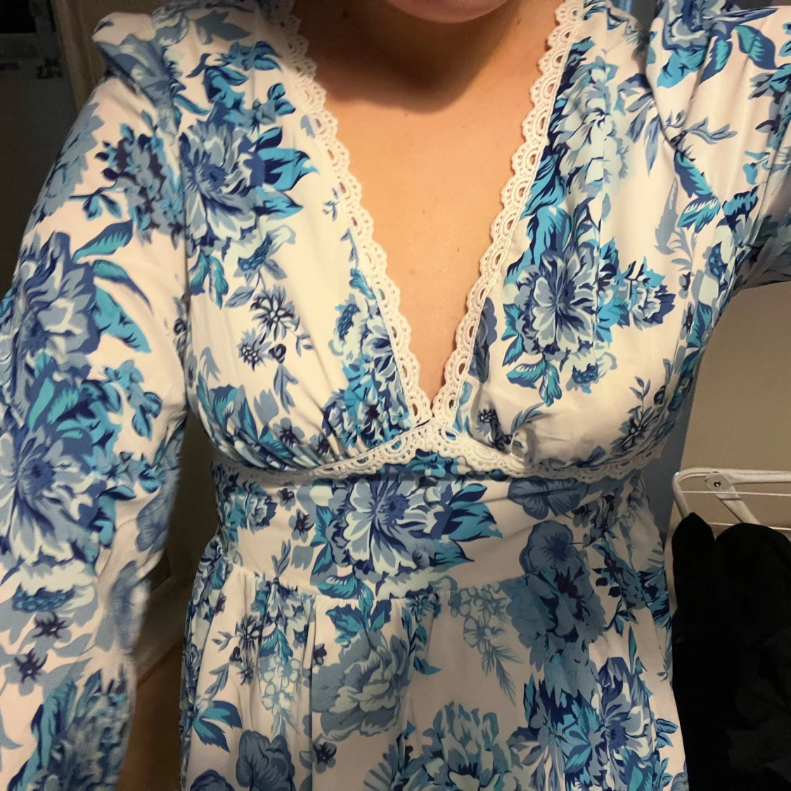 Blommig klänning med spetsdetaljer - 2