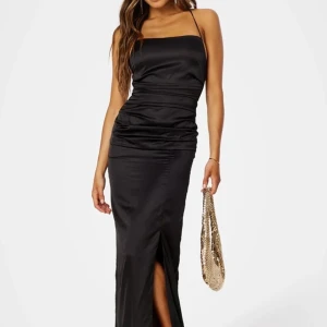 Svart balklänning från Bubbleroom - Svart fin balklänning från bubbelroom med super fin rygg som använts en gång tidigare. ❤️nypris var 899 kr. 