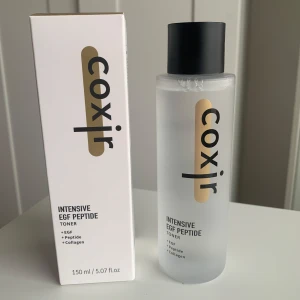 Coxir Intensive EGF Peptide Toner - Coxir Intensive EGF Peptide Toner är en återfuktande toner med EGF, peptider och kollagen. Den kommer i en stilren flaska på 150 ml med svart lock. Perfekt för att ge huden en fräsch och uppstramande känsla.
