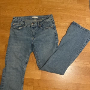 Low waist bootcut från Gina - Jättefina ljusblå bootcut jeans från Gina!!  Storlek 38 Petite, passar mig som är 160💕 