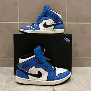 Jordan 1 Signal Blue - Jordan 1 Signal Blue Mid 🔵Feta jordans köpta från Restocks. Bra skick, lite slitage på sulorna. Original box medföljer ✅Skriv i DM vid övriga frågor 📝