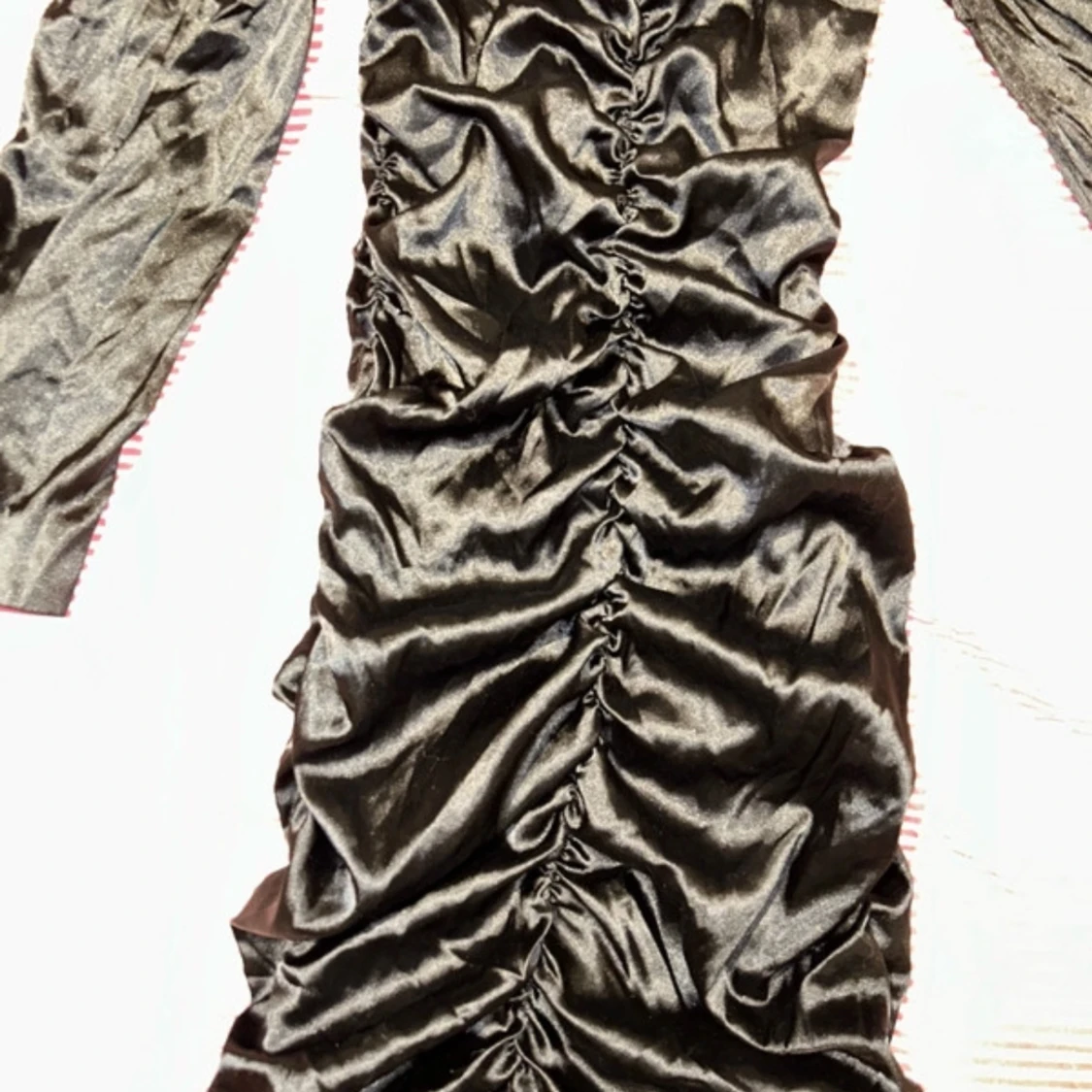 Svart klänning med rynkdetaljer - 1