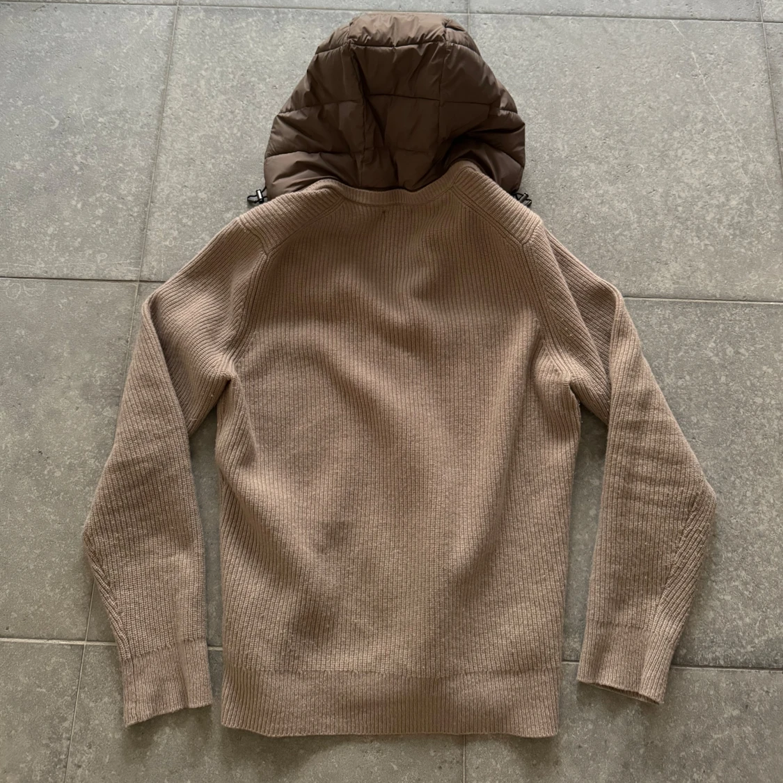 Beige stickad hoodie med dragkedja - 1