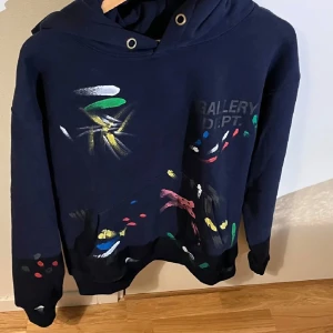 Mörkblå hoodie från Gallery Dept. - Tjena, Säljer en riktigt snygg hoodie från Gallery Dept/Dépt de la Galerie. Den har aldrig använts och alla tags sitter kvar! För fler bilder eller frågor tveka inte att höra av dig!