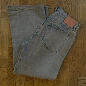 Acne Studios loose fit 2021m jeans - Snygga grå jeansbyxor med en avslappnad passform. De har en klassisk femficksdesign och en ljus tvätt som ger en vintagekänsla. Perfekta för en casual look. Storlek 32/34. Köpta i Stockholm Acne studios svårt att få tag i