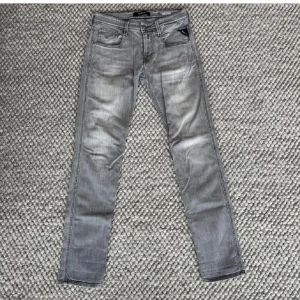 Replay anbass jeans  - Replay Anbass || skick 9,5/10 || storlek W29 L32 || modellen är 170cm lång || nypris ca 1800kr mitt pris endast 599kr || pris kan diskutera vid snabb affär!