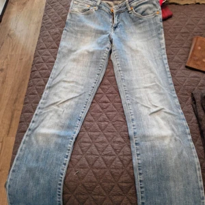 Snygga jeans - Säljer dessa snygga raka jenas. Bra skick!