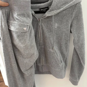 Juicy cotore  - Snyggt sätt från juicy  cotore. Byxorna är väl använda med i bra skick. Medans tröjan är i nytt skick, endast provad. Hela sättet kostar cirka 2400kr nytt så säljer detta för 1000kr då tröjan är ny! Byxa i xs och tröja i s. 