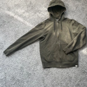 Zip up hoodie - Zip up hoodie från !solid i bra skick och storlek S. Om ni har frågor är det bara att kontakta mig.