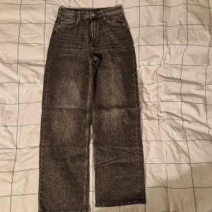 Grå jeans med vida ben från H&M - Snygga grå jeans från H&M med vida ben och hög midja. De har en justerbar midja för perfekt passform. Perfekta för en vardaglig stil. De har synliga slittecken vid hälarna men funkar lika bra för det! 🤗 