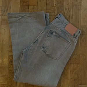 Acne studios byxor - Säljer den populära acne 2021m jeans modellen med färgen Rocky road beige, inköpta på Acne studios i Stockholm. Size 34/32 och är vida i passformen.    Nypris på dessa ligger runt 5000kr 