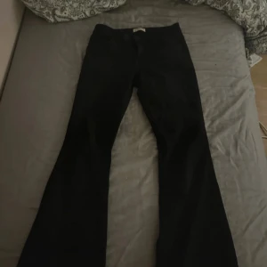 Lowaist jeans  - Snygga svarta byxor från Lindex, lowaist och bootcut det är i storlek 164 som motsvarar ungefär ca xs