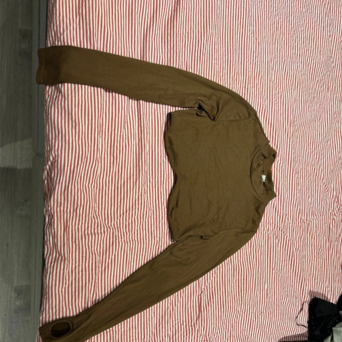 Brun långärmad tröja från Divided