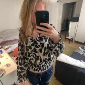 Leopard mönstrad blus  - En super fin leopardmönstrad blus med volanger och kroppning  