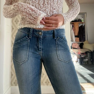 Blå jeans med bootcut - Snygga blå jeans med bootcut. De har framträdande fickor fram och bak med dekorativa sömmar. Lite korta i längden på mig som är 168cm, men passar i storlek på mig som brukar ha 36/38 i storlek på jeans. Skriv om ni har några funderingar! // YourVintage❤️‍🔥❤️‍🔥