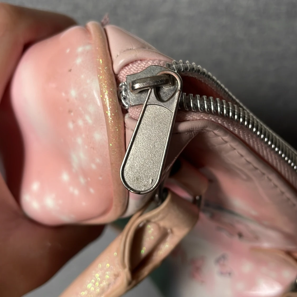 Rosa handväska med karaktärsmotiv - 4