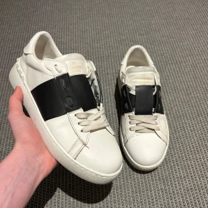 Valentino garavani sneakers - Säljer dessa sjukt snygga och trendiga valentino garavani skorna. Dom är i storlek 41 men passar 42 också. Dessa skorna är även i fint skick. För minsta fundering, hör av dig👍🏻