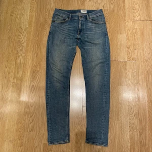 Jeans från Tiger of Sweden - Säljer snygga Tiger of Sweden jeans, nypris runt 1600 kr, liten reva bak (se bild). Storlek 30/32. 