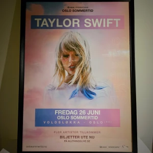 Taylor Swift - Affisch, 50x70cm - Taylor Swift - Sommertid Oslo konsertaffisch, 50x70cm  Inga tejprester eller hål, i nyskick - aldrig uppsatt!  Skickas i papprulle! Tavelramen ingår inte!