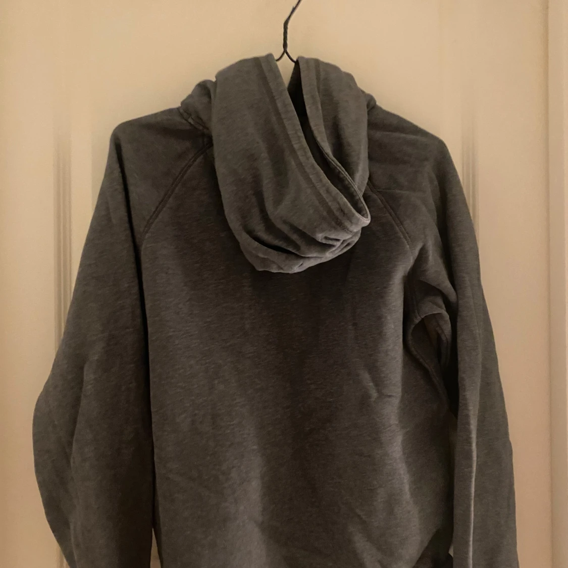 Grå hoodie från GANT - 1