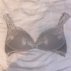Grå intimissmi bh - Grå intimissmi bh med vit spetsdetalj. Välanvänd men inga tydliga defekter och fortfarande bra skick.