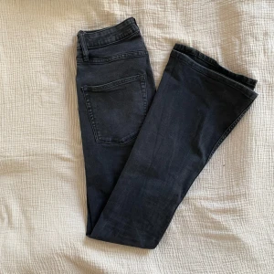 Svarta jeansbyxor från 157 - Snygga svarta jeansbyxor med bootcut. Går till naveln på mig. Är 166 och de går ner till golvet på mig😇