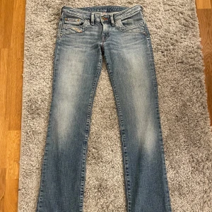Blå jeans från Diesel - Snygga lågmidjade jeans från disel i storlek W27 L34. Säljer då de tyvärr blivit för små för mig men i fint skick. Midjemåttet är 78cm och innerbenslängden 85cm. Kan alltid diskutera pris!!💗💗