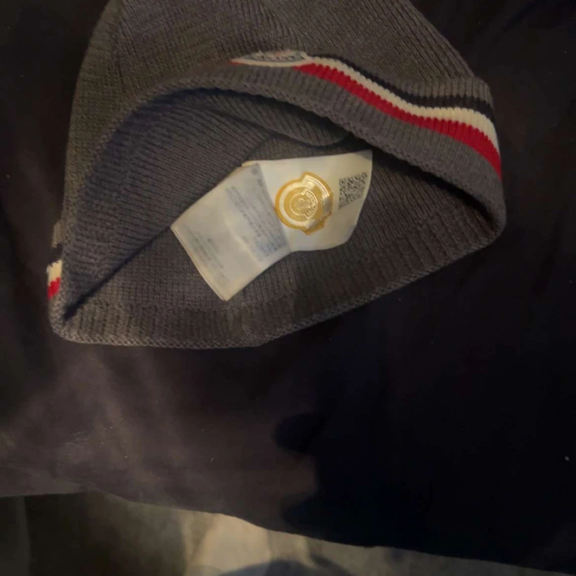 Grå mössa med randigt band - 1